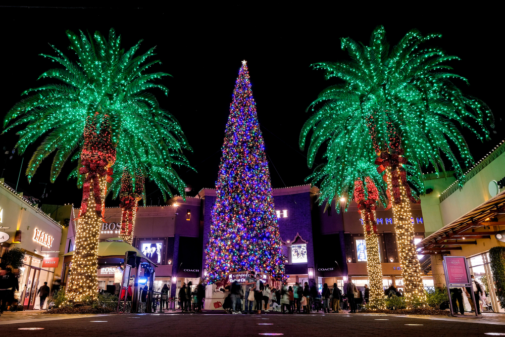 A,Christmas,Tree,Is,Lit,At,The,Citadel,Outlets,On